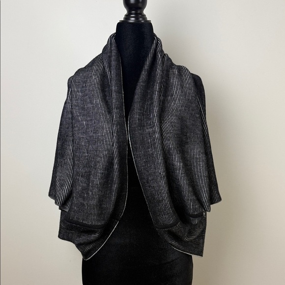 LULULEMON EXALTATION WRAP ONE SIZE BLACK SILVER ICE REVERSIBLE KNIT - Picture 3 of 7